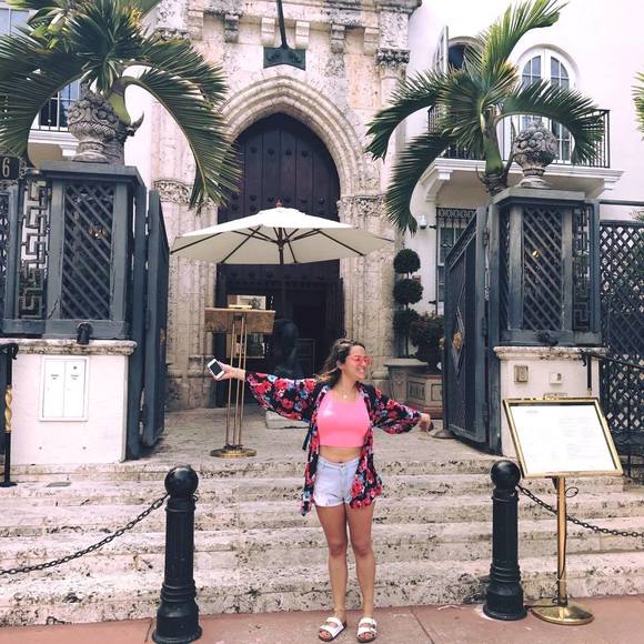 Meet your Posher, Fernanda - Picture 1 of 1